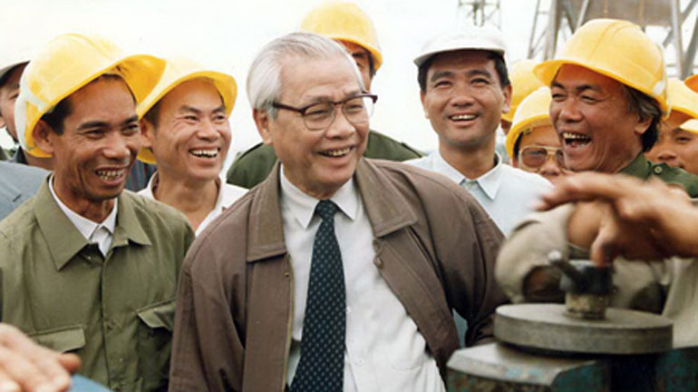 Thủ tướng Võ Văn Kiệt và công nhân trên công trường xây dựng trạm biến thế 500kV Pleiku, ngày 3/11/1993. Ảnh: TƯ LIỆU