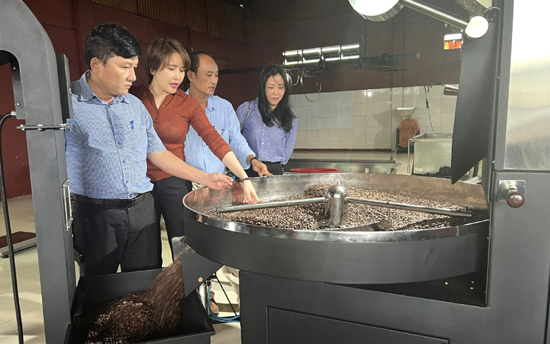 Đại diện các đơn vị kiểm tra, nghiệm thu Hệ thống rang cà phê công nghệ cao tại nhà máy sản xuất của Công ty TNHH Cà phê Huy Tùng. Ảnh: KHANG ANH