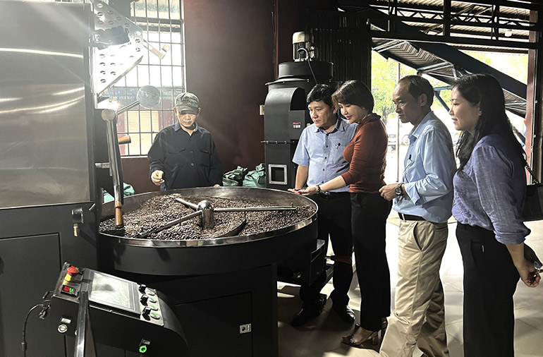 Đại diện các đơn vị kiểm tra quy trình hoạt động của Hệ thống rang cà phê công nghệ cao tại nhà máy sản xuất của Công ty TNHH Cà phê Huy Tùng. Ảnh: VÕ PHÊ