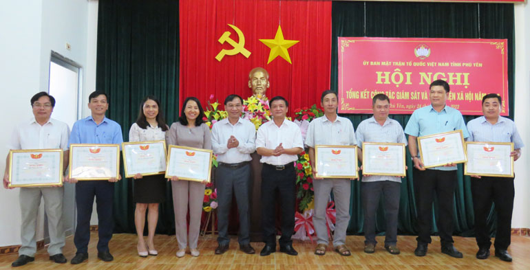 Đồng chí Lê Tấn Hổ (thứ năm từ phải qua) và đồng chí Nguyễn Quốc Hoàn (thứ năm từ trái qua) trao bằng khen cho các tập thể thực hiện tốt công tác GS và PBXH năm 2022. Ảnh: THÚY HẰNG