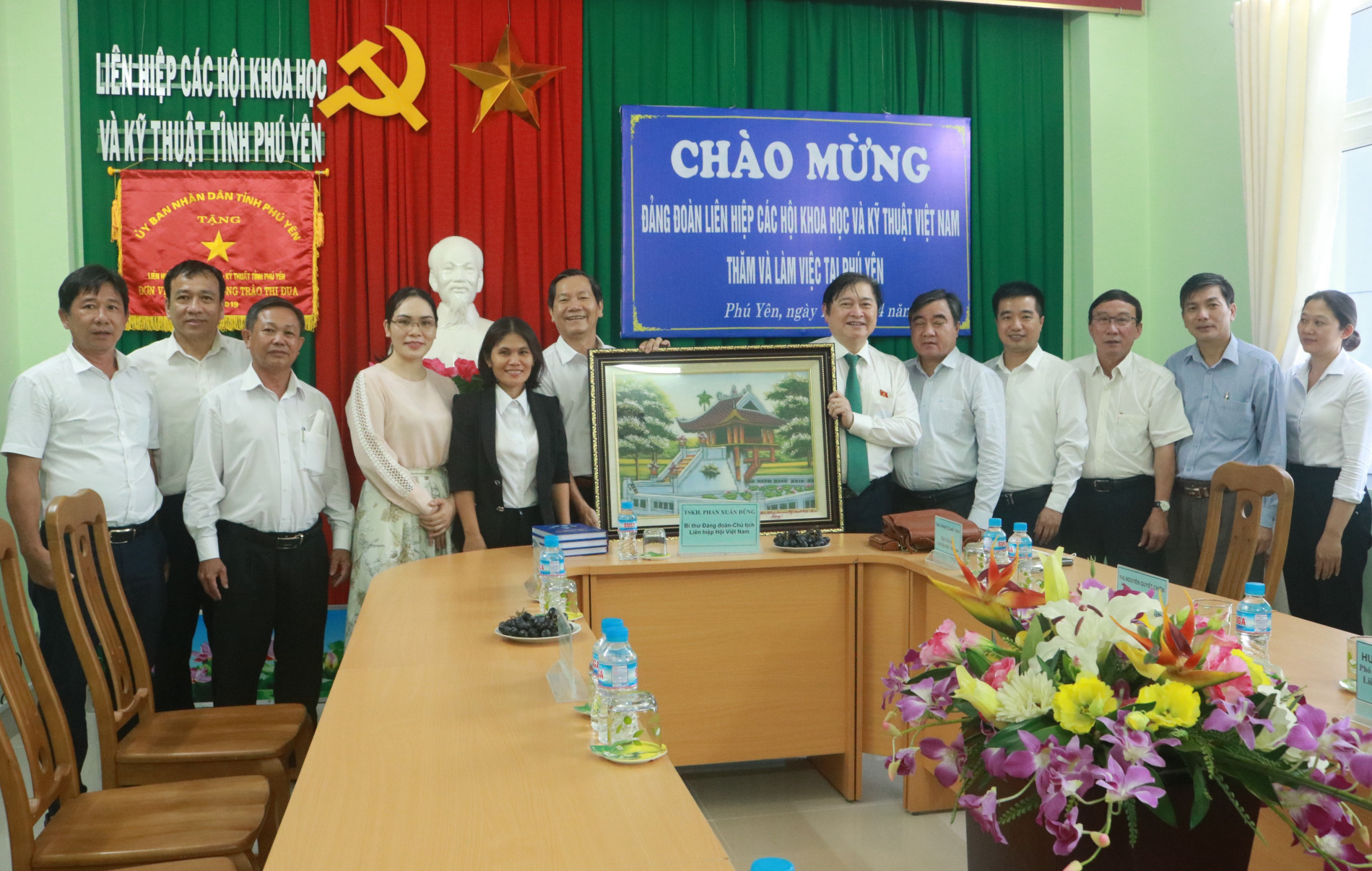 Bí thư Đảng đoàn, Chủ tịch Liên hiệp Hội Việt Nam Phan Xuân Dũng tặng quà lưu niệm cho Liên hiệp Hội Phú Yên.  