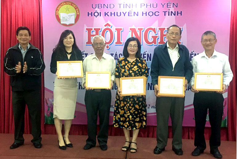 Chủ tịch Hội Khuyến học tỉnh Nguyễn Văn Tá (bìa trái) trao giấy khen cho các cá nhân có nhiều đóng góp trong công tác khuyến học năm 2022. Ảnh: CTV