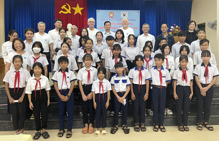 Đại diện Hội Khuyến học tỉnh và Tổ chức COPI trao học bổng cho các em học sinh nghèo hiếu học huyện Sông Hinh và Sơn Hòa. Ảnh: TRẦN QUỚI