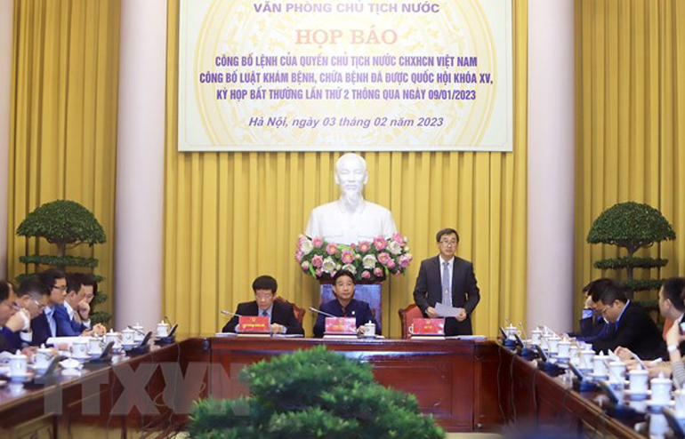 Thứ trưởng Bộ Y tế Trần Văn Thuấn phát biểu tại buổi họp báo. Ảnh: TTXVN