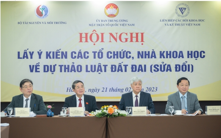 Chủ trì Hội nghị có Bí thư Trung ương Đảng, Chủ tịch UBTƯ MTTQ Việt Nam Đỗ Văn Chiến; Ủy viên Trung ương Đảng, Phó Thủ tướng Chính phủ Trần Hồng Hà; Ủy viên Trung ương Đảng, Phó Chủ tịch QH...