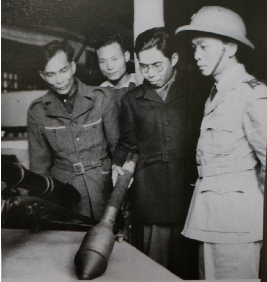 GS. Trần Đại Nghĩa (đeo kính) và Đại tướng Võ Nguyên Giáp (Bên phải) tại Triển lãm vũ khí của ngành quân giới, năm 1950.