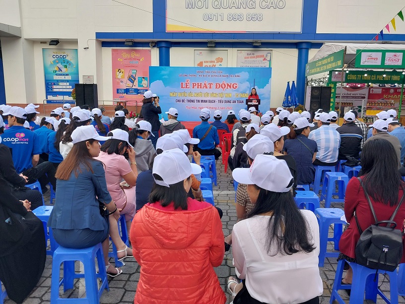 Quang cảnh buổi lễ phát động hưởng ứng Ngày quyền của người tiêu dùng tỉnh Phú Yên.