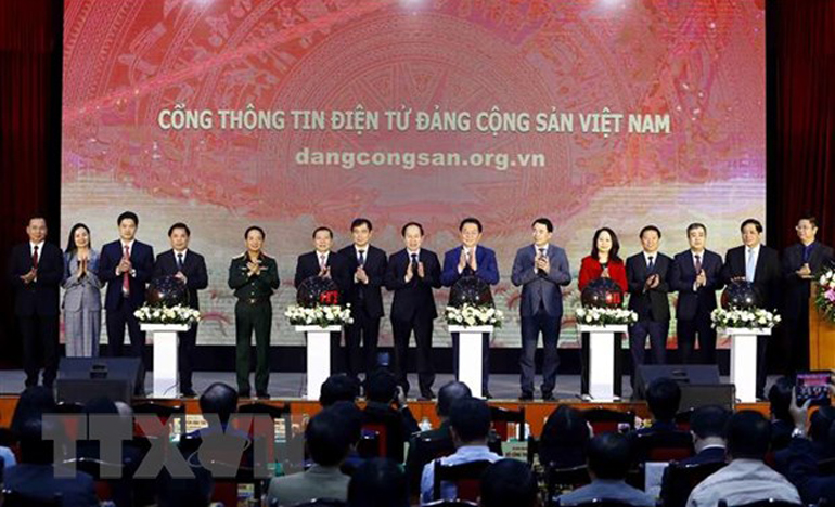 Đồng chí Nguyễn Trọng Nghĩa, Bí thư Trung ương Đảng, Trưởng Ban Tuyên giáo Trung ương cùng các đại biểu thực hiện nghi thức khai trương Cổng thông tin điện tử Đảng Cộng sản Việt Nam. Ảnh: TTXVN
