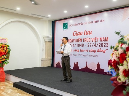 Chú thích ảnh: Ông Phan Thanh Liêm – Chủ tịch Hội KTS Phú Yên  phát biểu khai mạc.