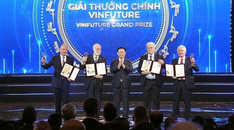 Chủ tịch Quốc hội Vương Đình Huệ trao Giải thưởng Chính VinFuture 2022 trị giá 3 triệu USD cho các tác giả