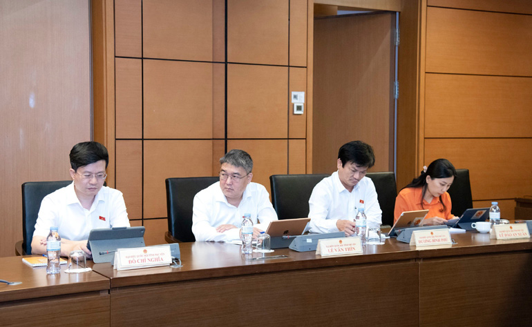Đoàn ĐBQH tỉnh Phú Yên tham gia thảo luận tại tổ về hai dự thảo nghị quyết