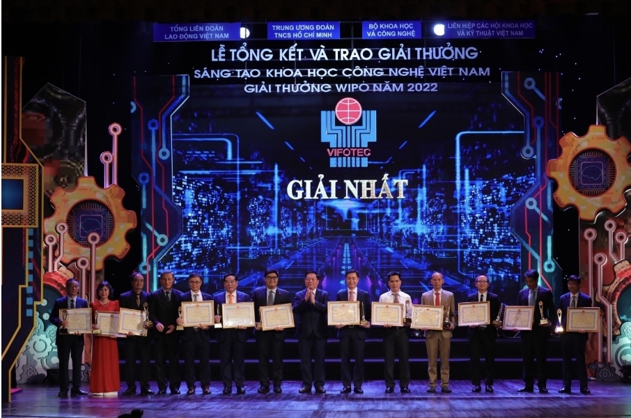 Trưởng ban Tuyên giáo Trung ương-Nguyễn Trọng Nghĩa;Chủ nhiệm UBKHCN&MT của Quốc hội-Lê Quang Huy trao Giải Nhất cho các tác giả đoạt giải STKHCN Việt Nam lần thứ 28