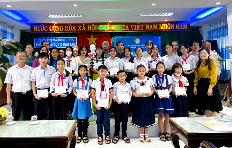 Hội Khuyến học Phú Yên trao học bổng của Hội Khuyến học Việt Nam động viên các em học sinh vượt khó học giỏi TX Đông Hòa. Ảnh: TRẦN QUỚI