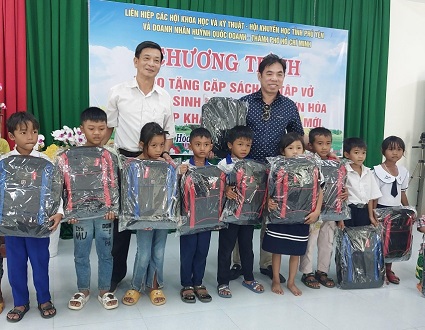 Ông Nguyễn Văn Tá – Chủ tịch Hội Khuyến học và ông Huỳnh Quốc Doanh – TP. HCM  trao tặng quà cho học sinh nghèo huyện Sơn Hòa