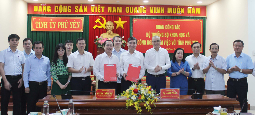 Bộ trưởng KH&CN Huỳnh Thành Đạt và Chủ tịch UBND tỉnh Tạ Anh Tuấn ký kết chương trình phối hợp giai đoạn 2023-2030. Ảnh: LỆ VĂN