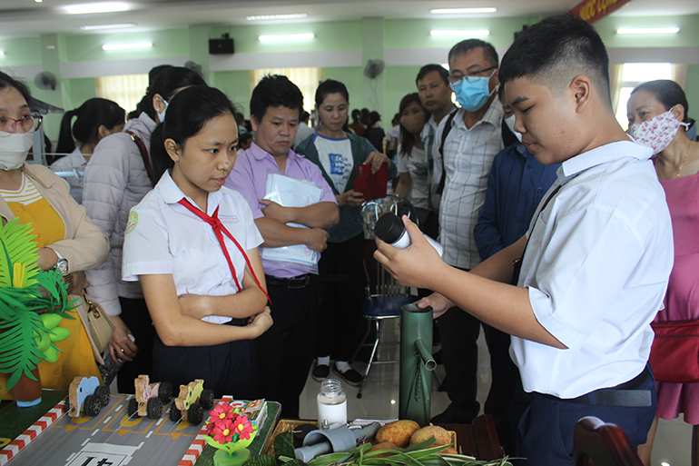 Các em học sinh Trường THCS Nguyễn Hữu Thọ (TP Tuy Hòa) thuyết trình sản phẩm với ban giám khảo. Ảnh: LỆ VĂN
