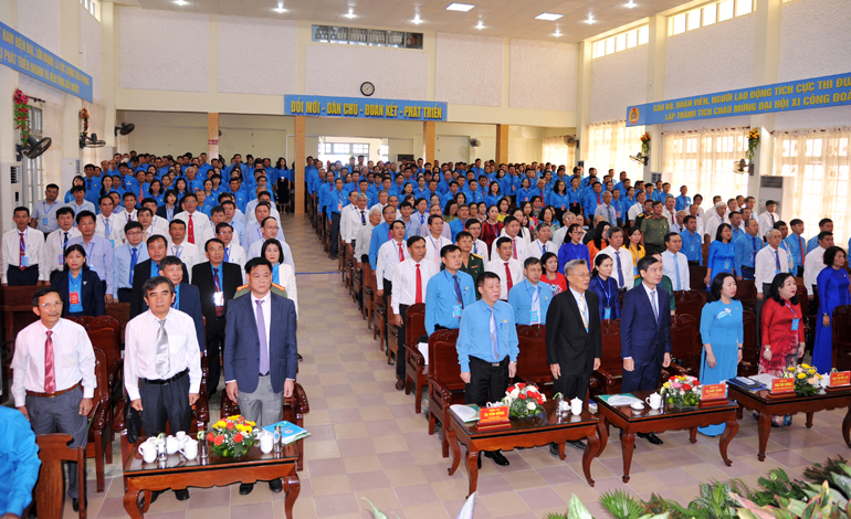 Các đại biểu tham dự Đại hội XI Công đoàn Phú Yên, nhiệm kỳ 2023-2028 thực hiện nghi thức chào cờ. Ảnh: ANH NGỌC