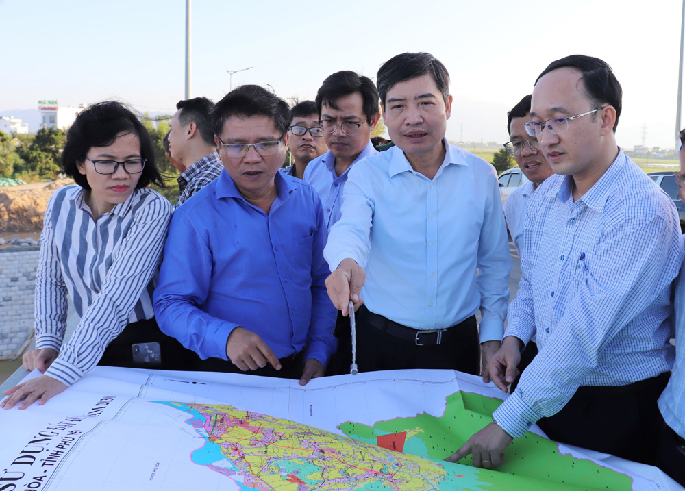 Đồng chí Tạ Anh Tuấn, Phó Bí thư Tỉnh ủy, Chủ tịch UBND tỉnh (thứ 3 từ phải qua) đi khảo sát thực tế tại cầu Dinh Ông (huyện Tây Hòa). Ảnh: ĐÔNG HẢI