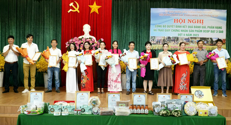 Phó Chủ tịch UBND TP Tuy Hòa Nguyễn Quốc Thắng trao giấy chứng nhận cho các chủ doanh nghiệp, hộ kinh doanh có sản phẩm được công nhận OCOP 3 sao. Ảnh: THÁI NGỌC