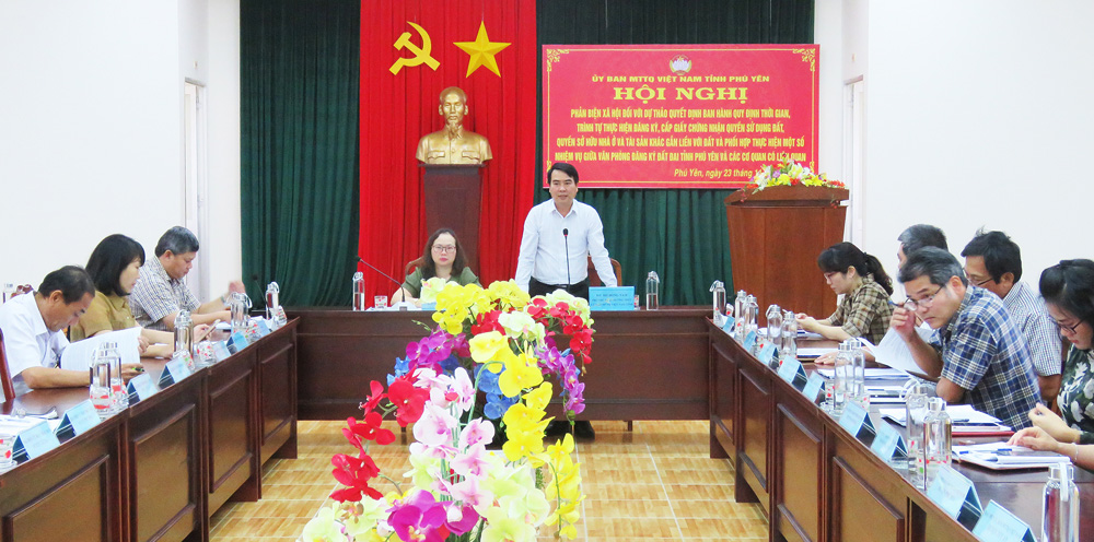 Phó Chủ tịch thường trực Ủy ban MTTQ tỉnh Hồ Hồng Nam phát biểu kết luận tại hội nghị. Ảnh: THÚY HẰNG
