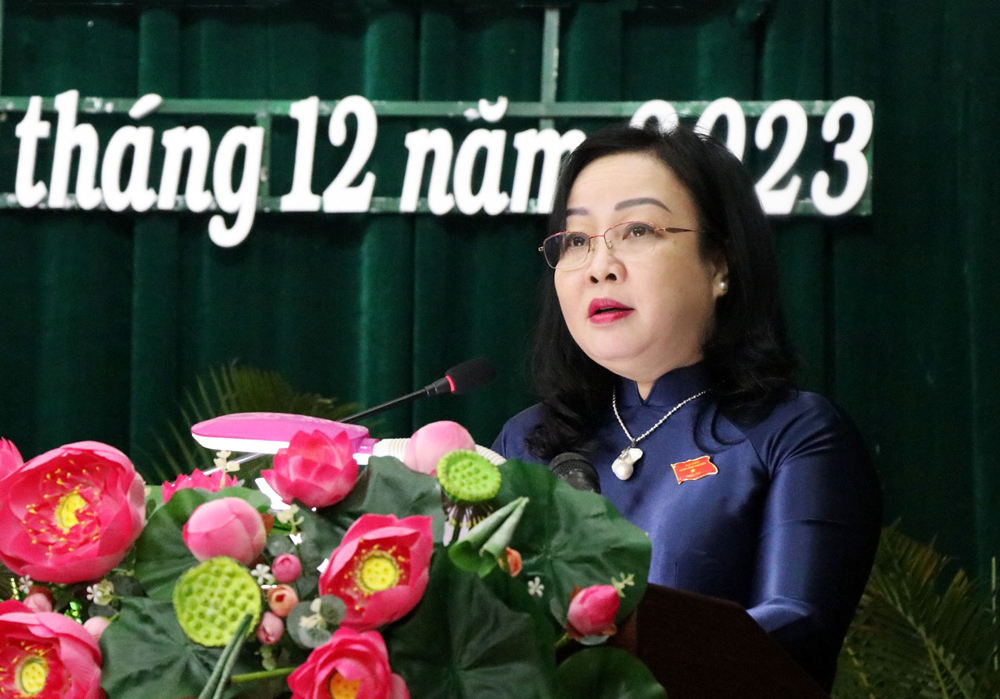 Đồng chí Cao Thị Hòa An, Phó Bí thư thường trực Tỉnh ủy, Chủ tịch HĐND tỉnh phát biểu khai mạc kỳ họp. Ảnh: ANH NGỌC