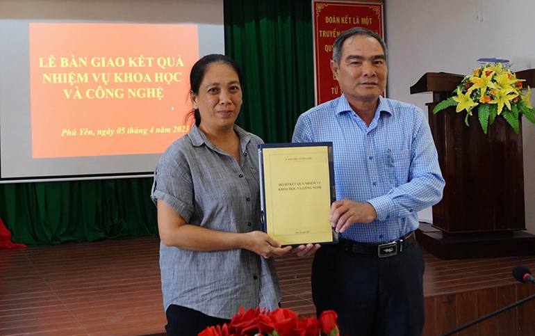 Phó Giám đốc Sở KH&CN Đào Lý Nhĩ (phải) chuyển giao kết quả nghiên cứu khoa học công nghệ cho Trung tâm KH-CN. Ảnh LỆ VĂN