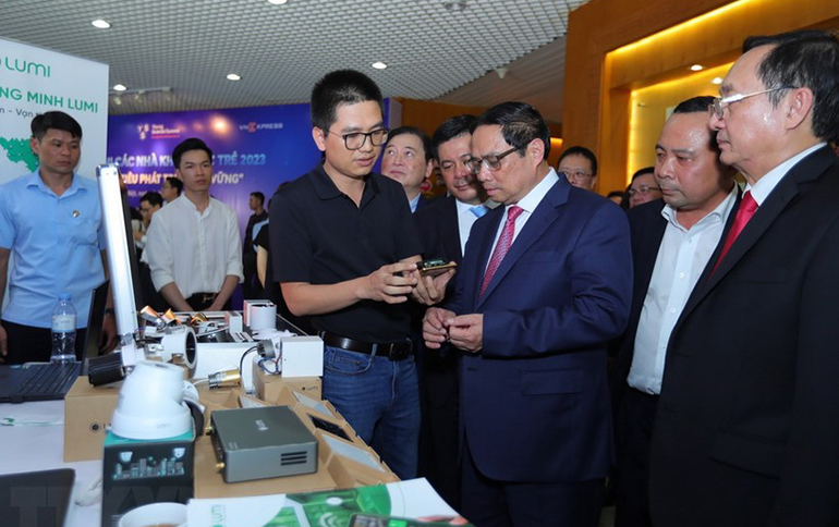 Thủ tướng Phạm Minh Chính và các đại biểu tham quan Triển lãm các sản phẩm ứng dụng KH-CN, hồi tháng 5/2023. Ảnh: TTXVN