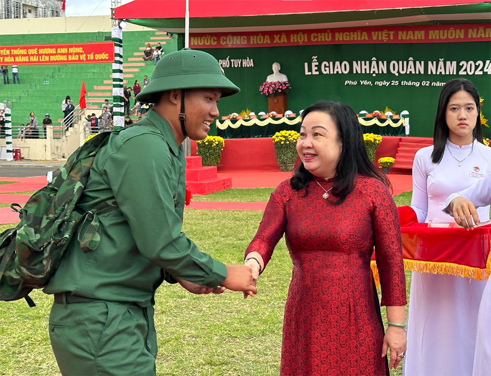 Đồng chí Cao Thị Hòa An, Phó Bí thư thường trực Tỉnh ủy, Chủ tịch HĐND tỉnh đến dự lễ giao nhận quân, động viên thanh TP Tuy Hòa lên đường nhập ngũ. Ảnh: TRẦN QUỚI