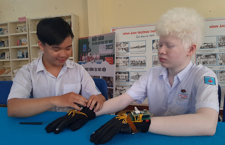 Hai em Nguyễn Lương Gia Triết (trái) và Gia Lâm Bảo đang nâng cấp một số tính năng của sản phẩm chuẩn bị tham gia cuộc thi Khoa học kỹ thuật cấp quốc gia vào tháng 3 tới. Ảnh: TRUNG HIẾU