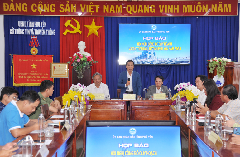 Ông Trần Thanh Hưng, Giám đốc Sở TT-TT trả lời câu hỏi của các phóng viên tại buổi họp báo. Ảnh: NGỌC CHUNG