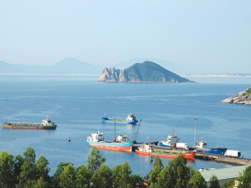 Trong tương lai, Trung tâm logistics tại Đông Hòa và cảng cạn (ICD) phục vụ bến cảng Vũng Rô và bến cảng bãi Gốc. Trong ảnh là cảng Vũng Rô