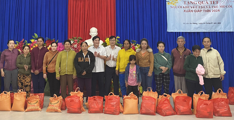 Người dân huyện Sông Hinh nhận quà tết từ các đơn vị hỗ trợ. Ảnh: CTV