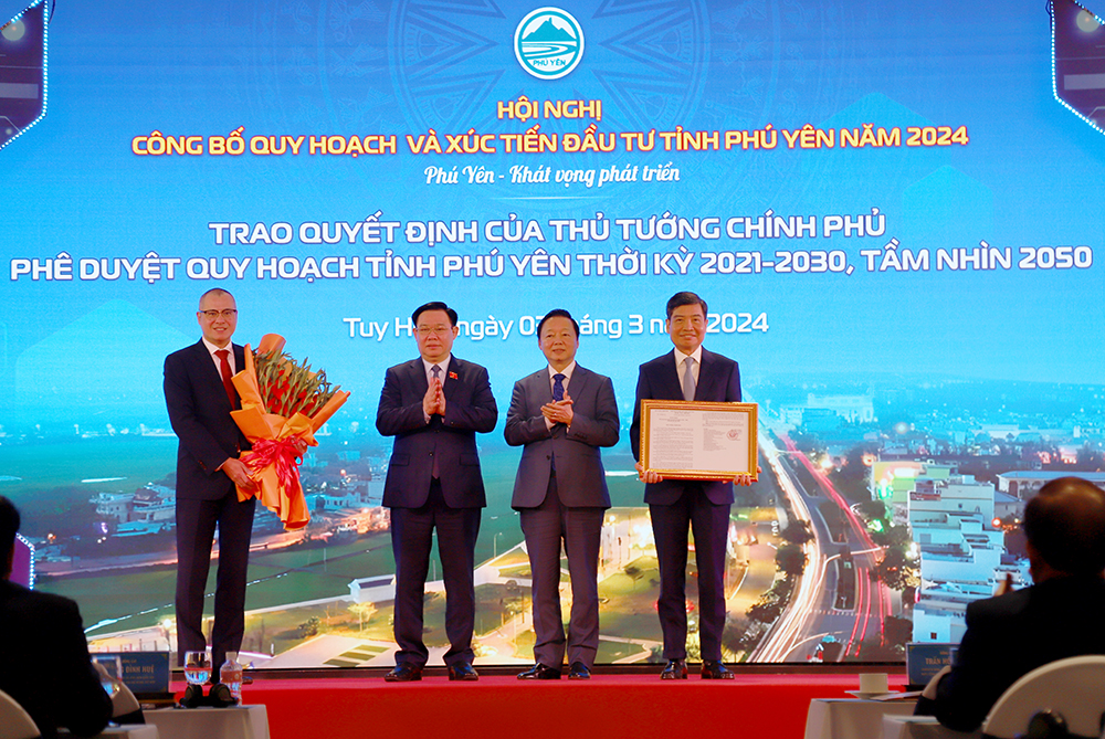 Chủ tịch Quốc hội Vương Đình Huệ và Phó Thủ tướng Chính phủ Trần Hồng Hà tặng hoa chúc mừng và trao quyết định phê duyệt Quy hoạch tỉnh Phú Yên thời kỳ 2021-2030, tầm nhìn đến năm 2050 cho lãnh 