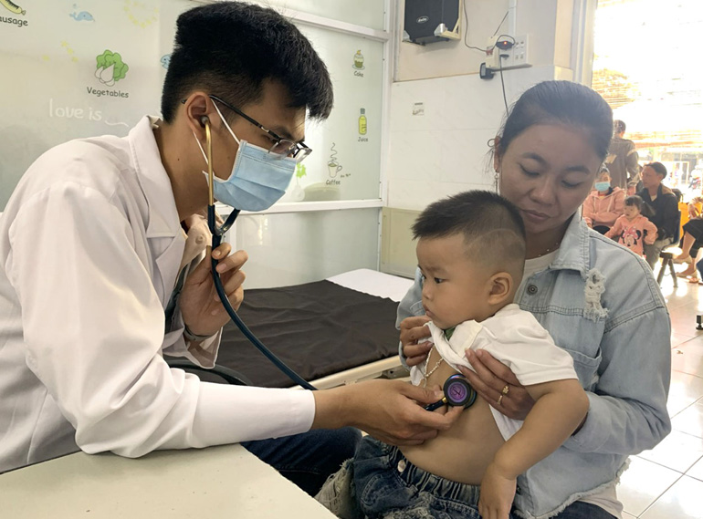 Bác sĩ Bệnh viện Tim Tâm Đức khám sàng lọc cho trẻ em tại TP Tuy Hòa. Ảnh: KIM CHI