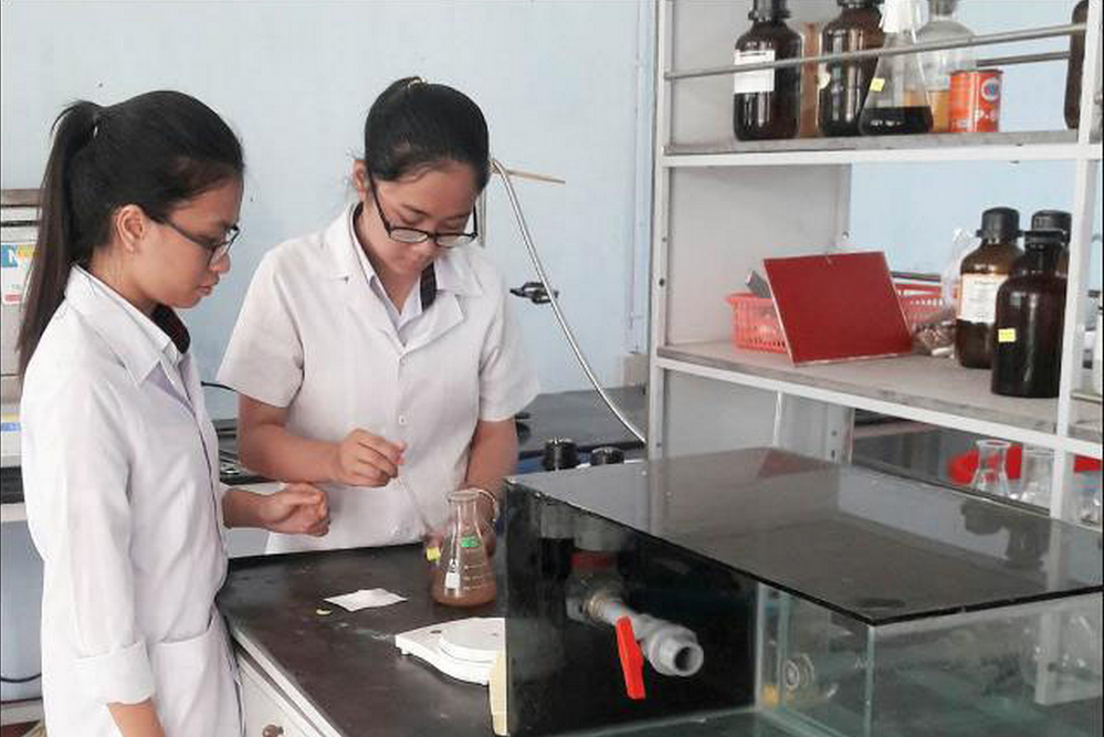 Nguyễn Cẩm Bình Minh và Nguyễn Cẩm Kiều Khanh trong phòng thí nghiệm
