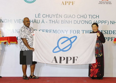 Phó Chủ tịch Quốc hội Fiji trao cờ Chủ tịch Diễn đàn Nghị viện châu Á - Thái Bình Dương nhiệm kỳ 2017-2018 cho Phó Chủ tịch Quốc hội Tòng Thị Phóng - Ảnh: TTXVN