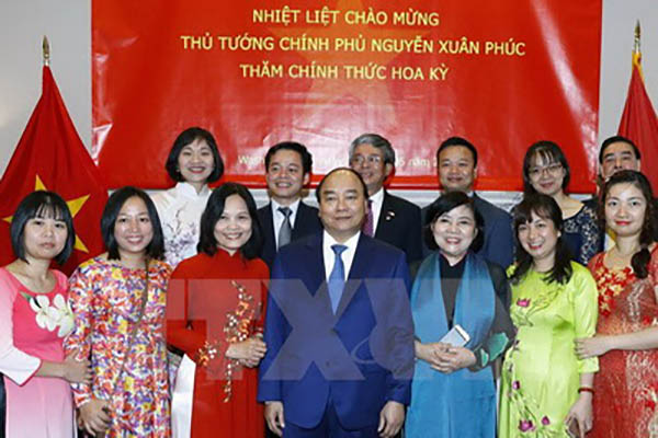 Thủ tướng Nguyễn Xuân Phúc gặp gỡ và nói chuyện với cán bộ, nhân viên Đại sứ quán Việt Nam tại Hoa Kỳ - Ảnh: TTXVN