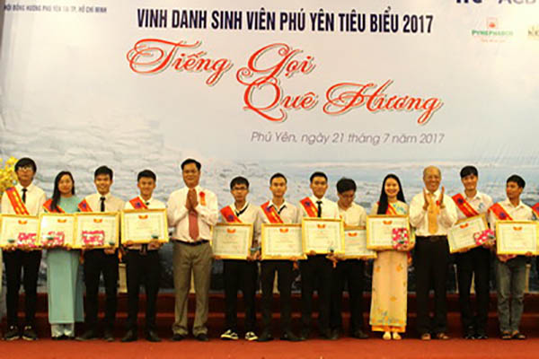 Đồng chí Huỳnh Tấn Việt, Ủy viên Trung ương Đảng, Bí thư Tỉnh ủy, Chủ tịch HĐND tỉnh (thứ 5 từ trái sang) trao bằng khen cho các sinh viên xuất sắc - Ảnh: KIỀU MY
