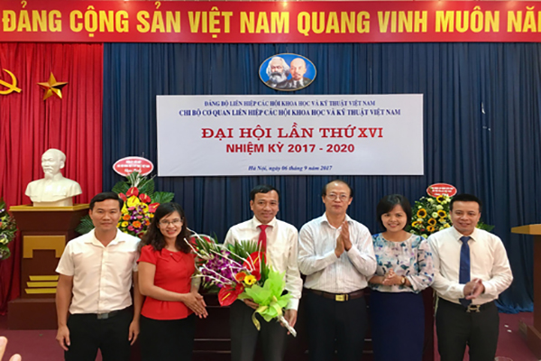 Đ/c Phạm Văn Tân Bí thư Đảng ủy Liên hiệp Hội Việt Nam tặng hoa và chúc mừng Chi ủy nhiệm kỳ 2017-2020 