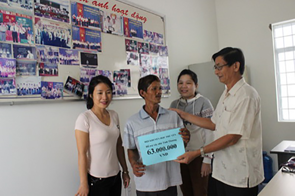 Ông Nguyễn Văn Tá- Phó Chủ tịch Hội Khuyến học Phú Yên trao tiền hỗ trợ xây nhà tình thương cho ông Trần Văn Sơn