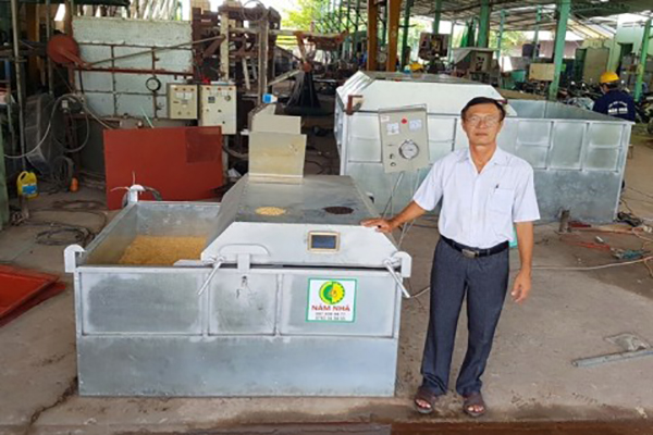 Ảnh: ông Dương Xuân Quả (Năm Nhã ở Bình Đức, TP. Long Xuyên, tỉnh An Giang) chế tác máy sấy đảo chiều từ mini đến 80 tấn/mẻ.