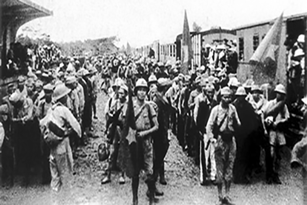 Đoàn quân Nam tiến lên đường vào Nam chiến đấu, 11-10-1945. Ảnh: Tư liệu