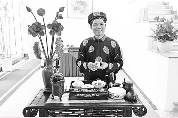 Nghệ nhân Hoàng Anh Sướng chuẩn bị nghi thức dâng trà tại nhà khách Văn phòng TW Đảng. Ảnh: CTV