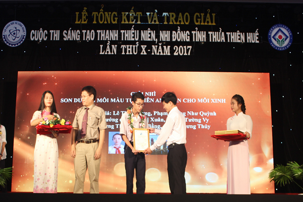 Bùi Quang Đính nhận giải Cuộc thi tỉnh Thừa Thiên Huế lần thứ X, năm 2017