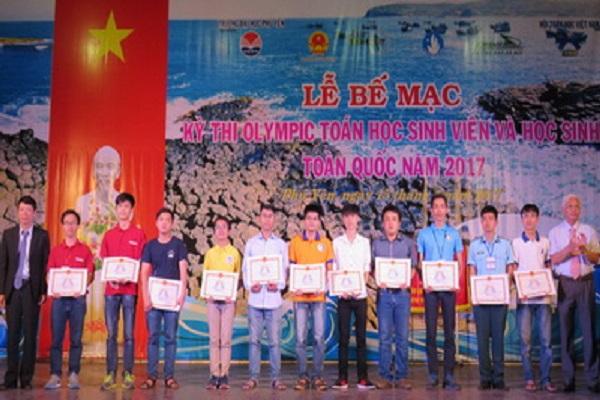 Phó Bí thư thường trực Tỉnh ủy Lương Minh Sơn và Viện trưởng Viện Toán học Việt Nam Lê Tuấn Hoa trao giải xuất sắc cho 11 sinh viên đạt giải nhất ở cả hai môn thi