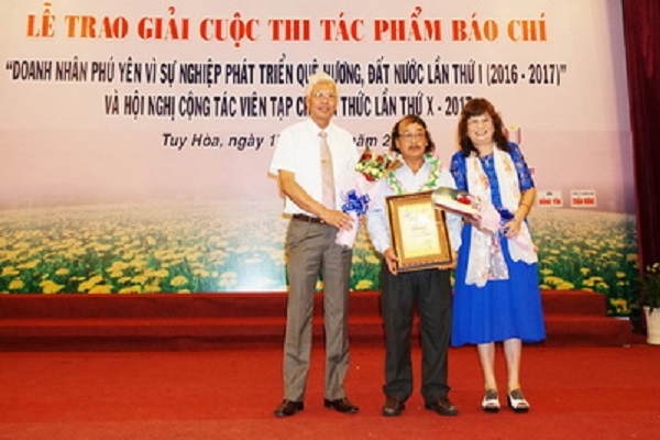 Phó Bí thư thường trực Tỉnh ủy Lương Minh Sơn và Giám đốc Công ty TNHH Bích Hợp trao giải nhì cho tác giả - Ảnh: DƯƠNG THANH XUÂN