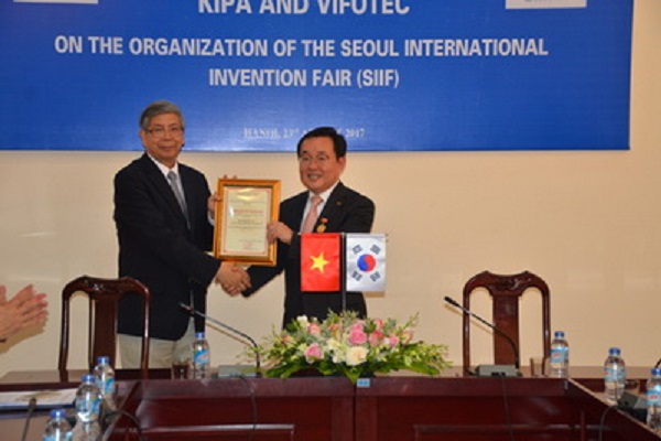 GS.TSKH Đặng Vũ Minh, Chủ tịch Liên hiệp Hội Việt Nam trao kỷ niệm chương vì sự nghiệp sáng tạo Khoa học Công nghệ Việt Nam cho TS. Lee Joon Seok