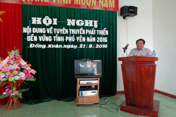 Ông Nguyễn Minh Song – Phó Chủ tịch kiêm Tổng Thư ký Liên hiệp Hội Phú Yên, trình bày nội dung Đề án Phát triển bền vững tỉnh Phú Yên giai đoạn 2011-2020
