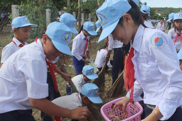 Học sinh Trường THCS Huỳnh Thúc Kháng dọn vệ sinh khuôn viên trường để hưởng ứng Tuần lễ quốc gia nước sạch và vệ sinh môi trường - Ảnh: M.DUYÊN
