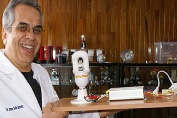 Nhà khoa học Mexico Arturo Solis Herrera và loại pin vĩnh cửu mà ông chế tạo - Nguồn: facebook./pages/Arturo-Solis-Herrera
